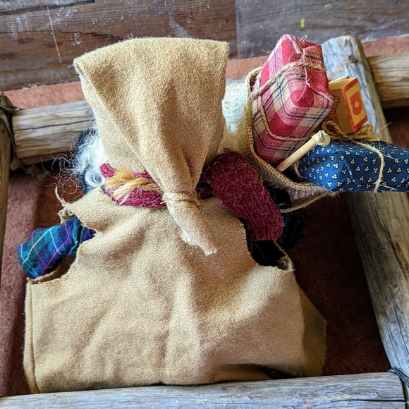 Vintage Collectible Santa With Bag of Goods & Lots of Detail - Picture 11 of 14